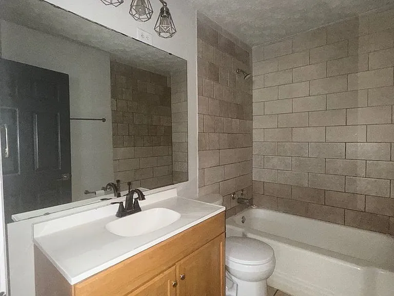 2237 Saint Paul St — Photo 11