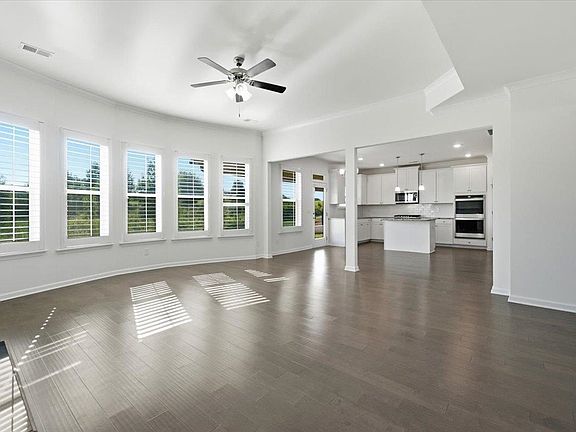 3rd image of 1221 Hawthorne Cir
