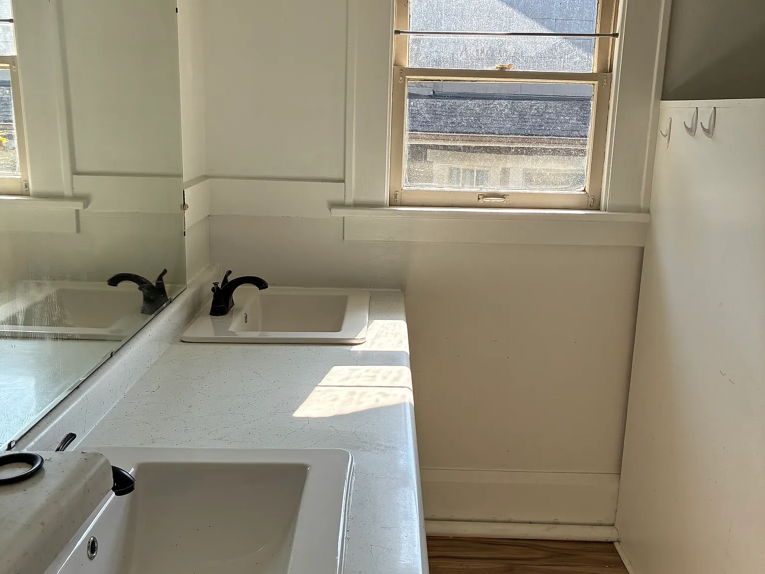 3 bed, 1165 sqft, $3,100 — Photo 3