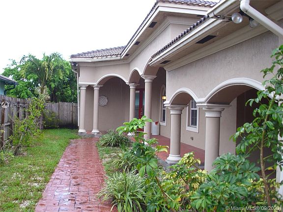 4th image of 608 NW 10th Ave