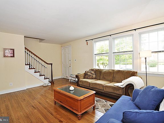 4th image of 2124 N Troy St