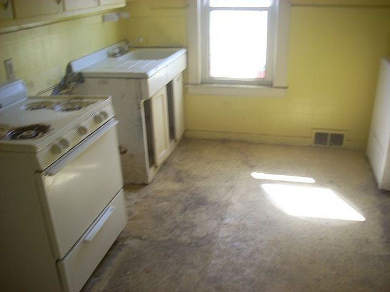 2nd image of 795-797 FRANCIS Avenue