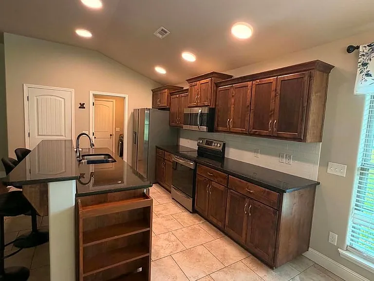 1104 Lakeview Dr — Photo 6