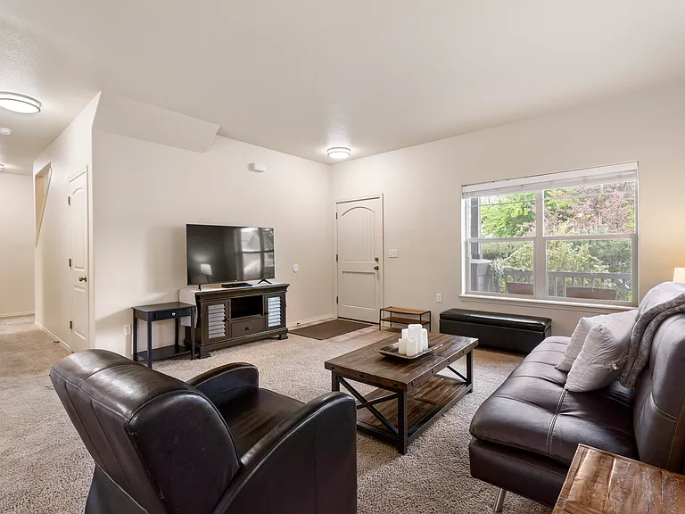 676 SE Gleneden Pl — Photo 5