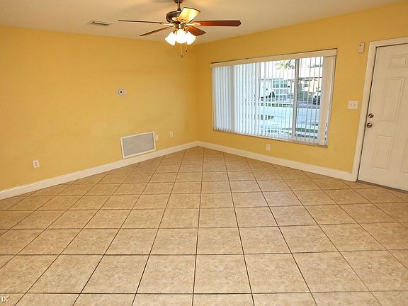 4th image of 320 NE 44th Ct