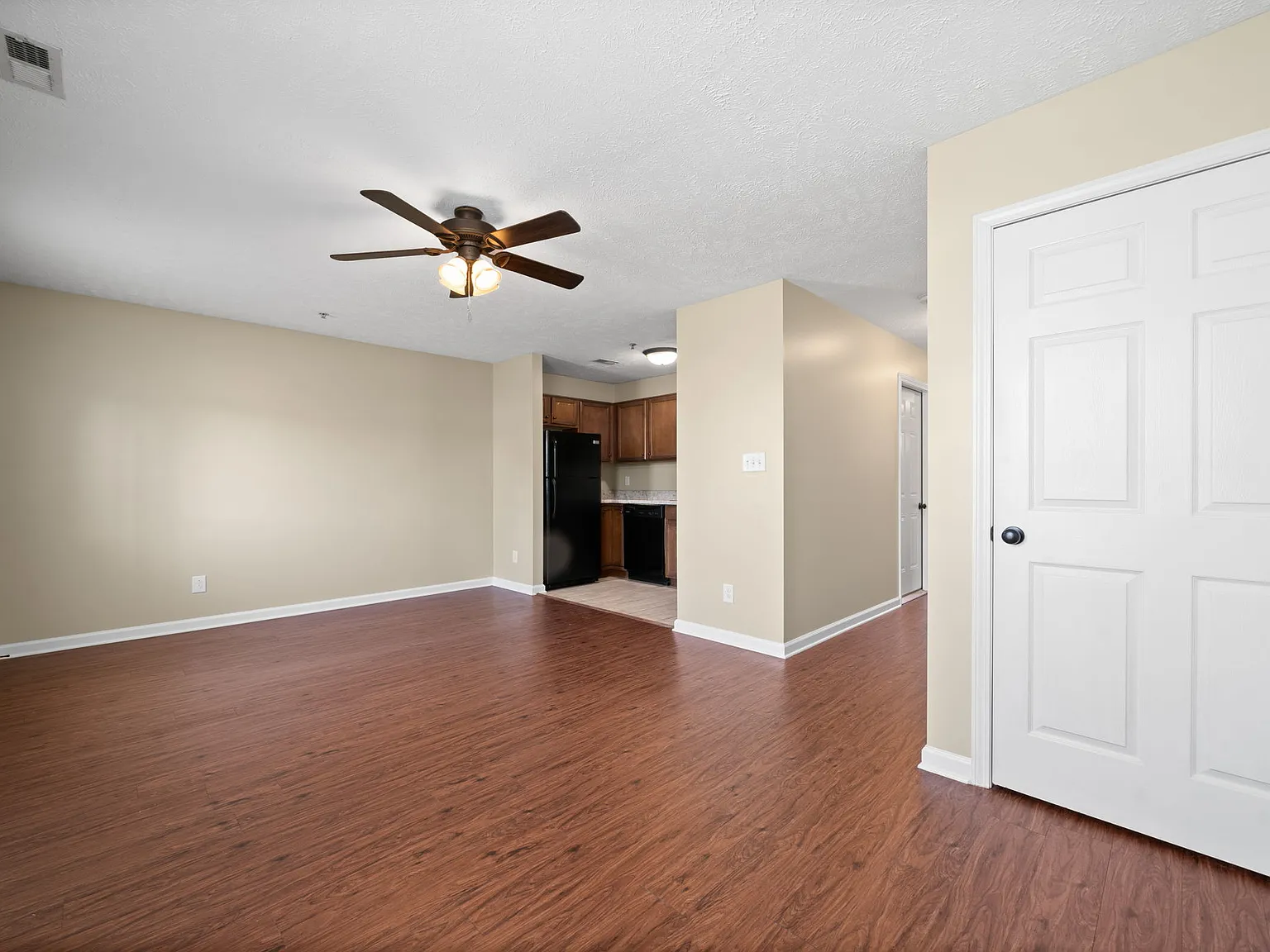 3 bed, 2.5 bath, 1450 sqft, $1,550 — Photo 2