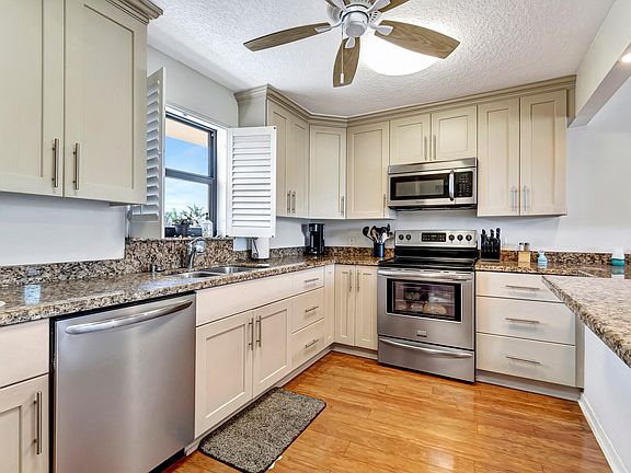 2nd image of 2424 N Federal Highway #302