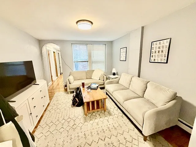 4 bed, 1000 sqft, $4,800 — Photo 2