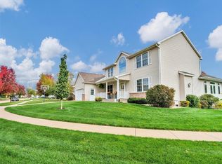 200 Amy Dr, Robins, IA 52328