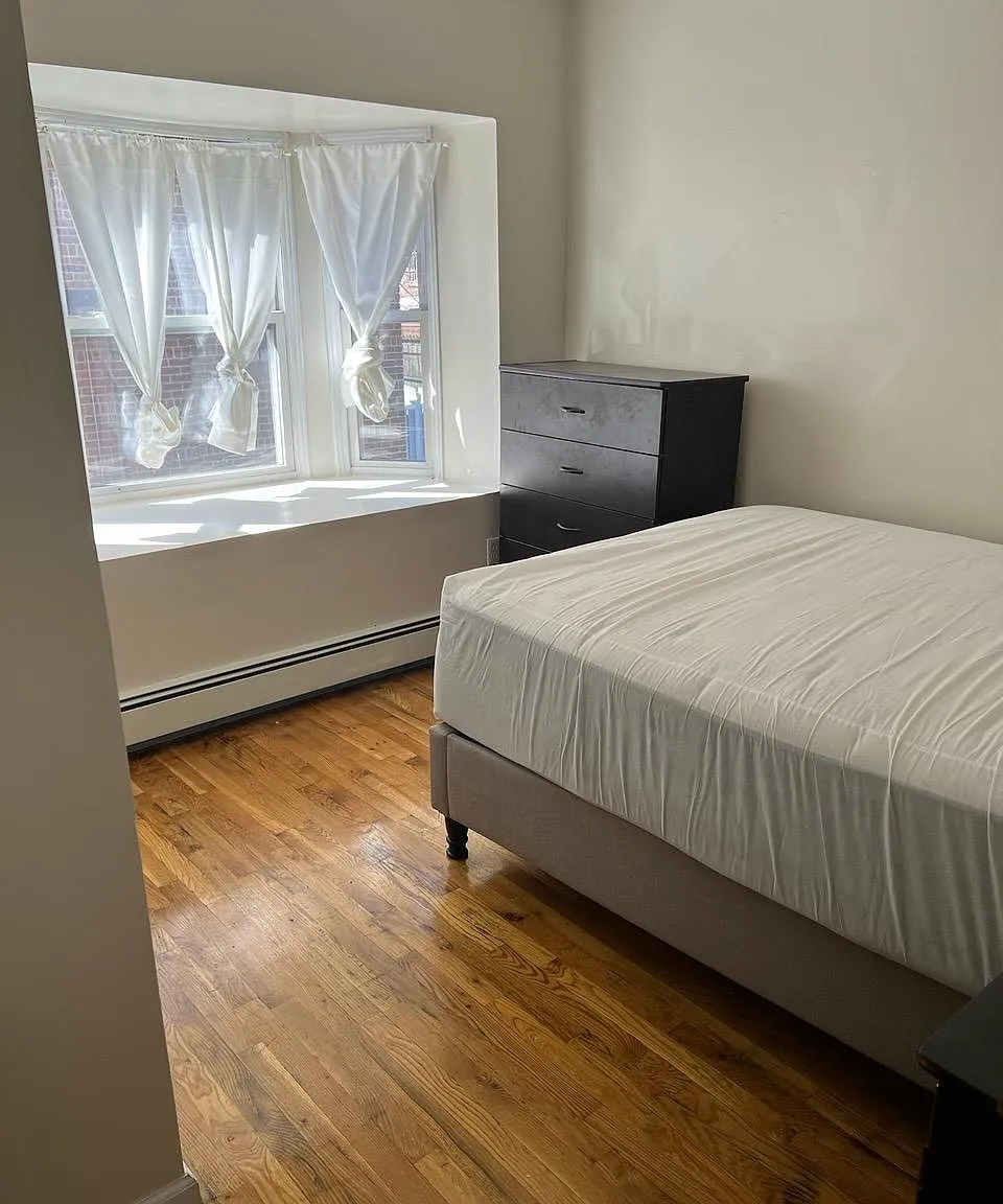 4 bed, 2841 sqft, $1,000 — Photo 1