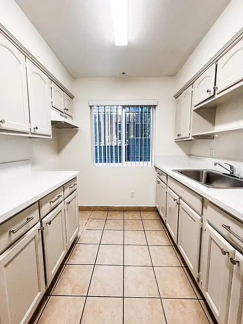 3 bed, 1.5 bath, 1040 sqft, $3,995 — Photo 3