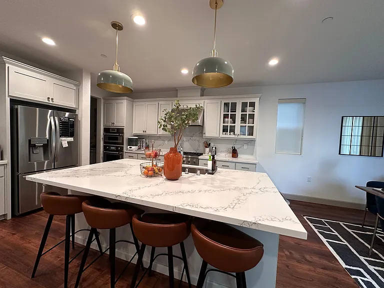 Island and kitchen area (1st floor)