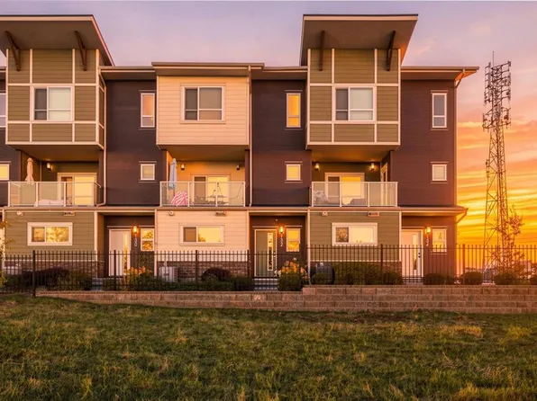 132 N Harvest Grove Walk NW, Calgary, AB T3K 2P3
