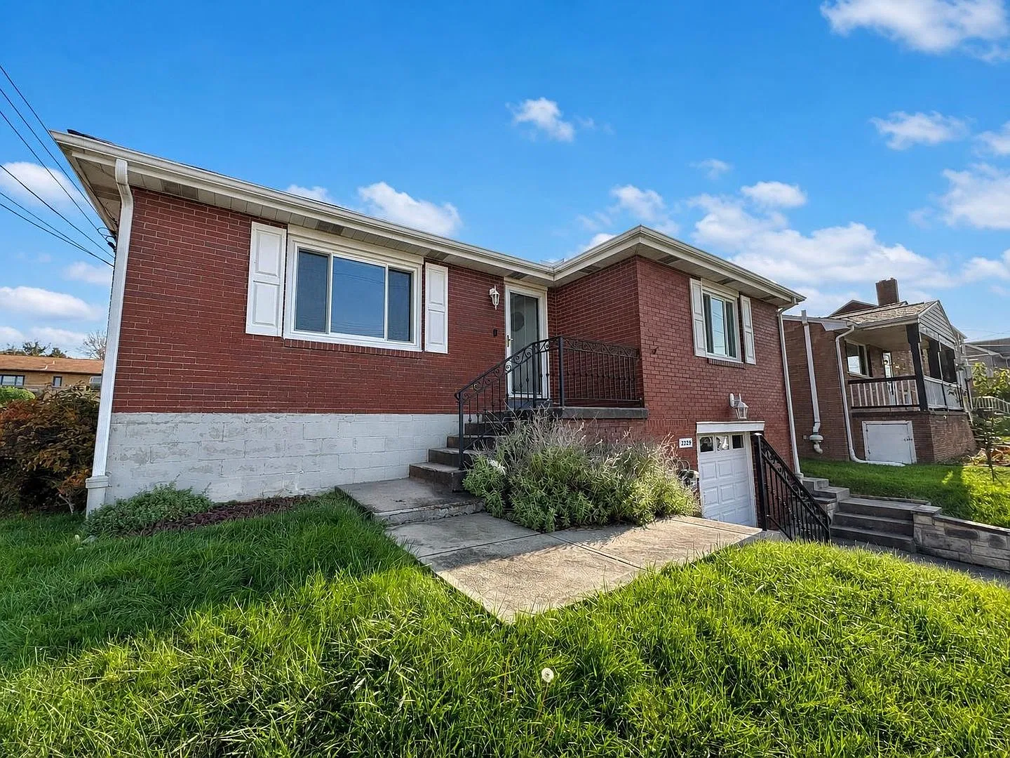Charming 2 Bed 2 Bath Home in Brookline! — Photo 3