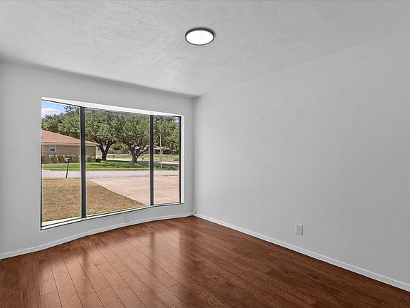 5th image of 9901 Dickens Dr