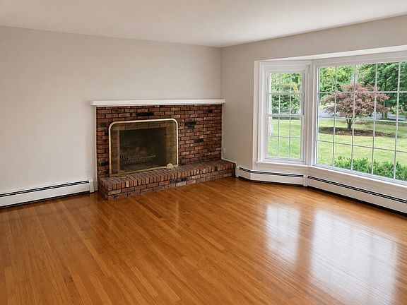 4th image of 6 Holly Ln