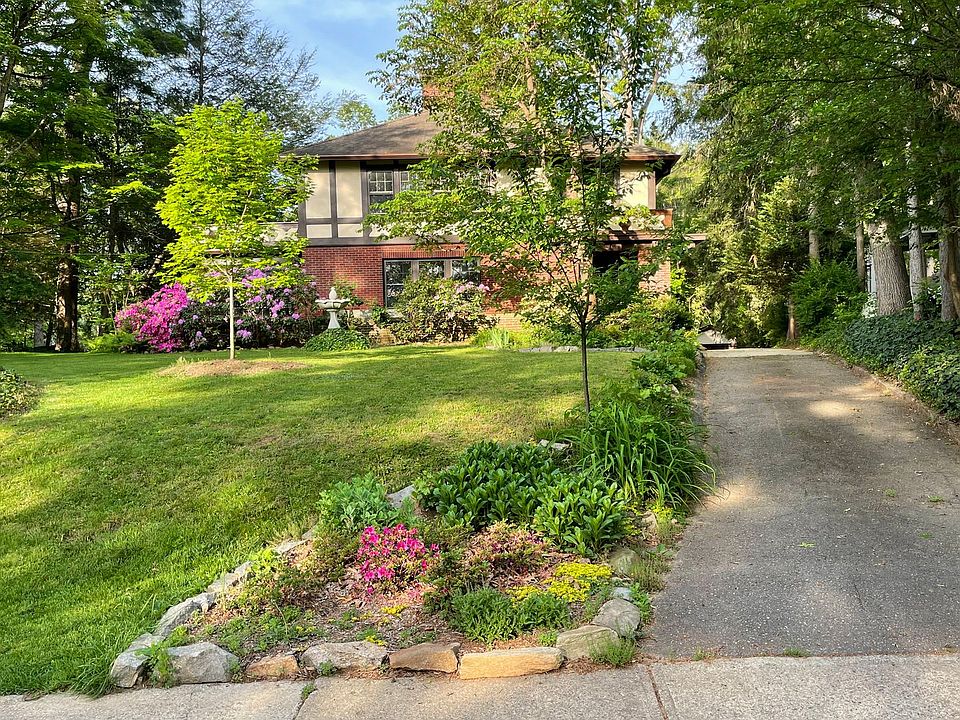 1st image of 224 Pearson Dr