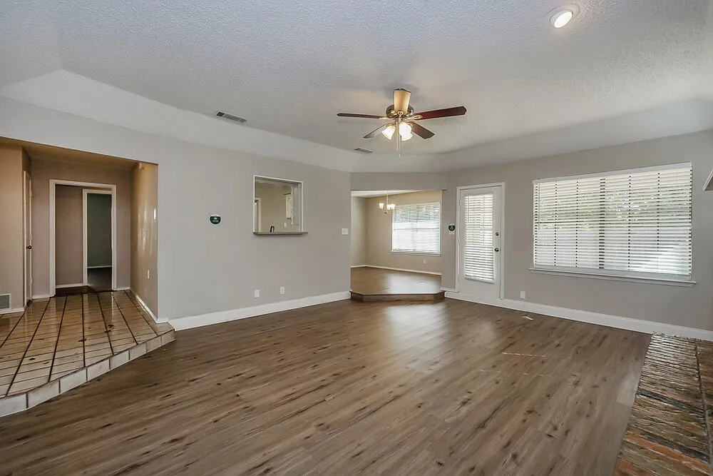 3 bed, 2.0 bath, 1804 sqft, $2,240 — Photo 3