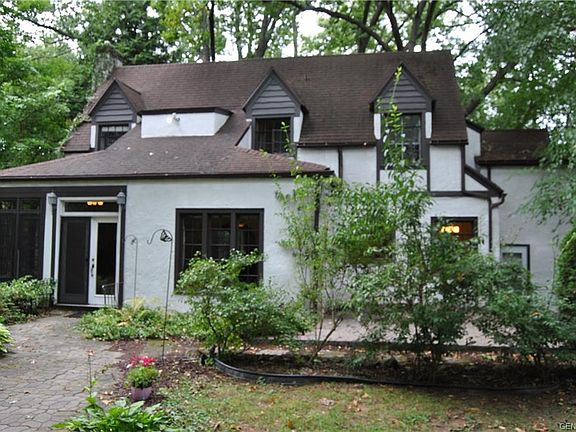 4th image of 54 Westwood Dr