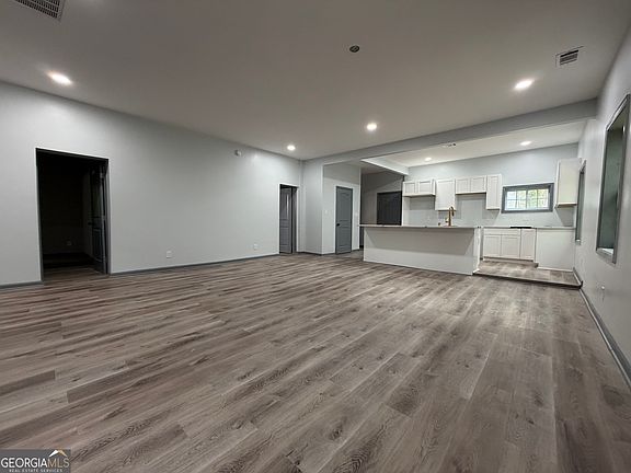 5th image of 542 Elm St