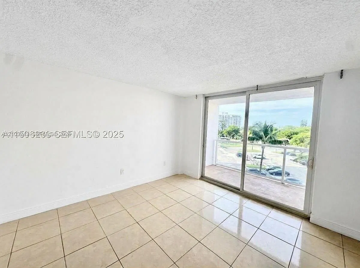 Buckley Towers Condo - Ea — Photo 4