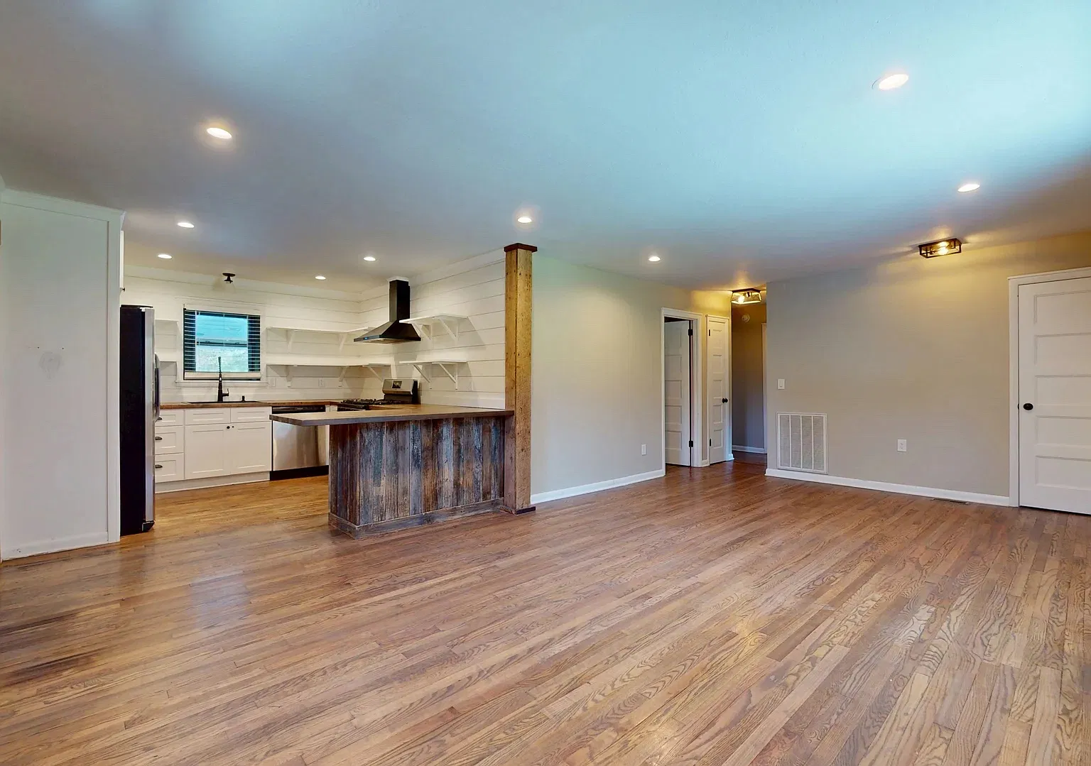 3 bed, 1118 sqft, $2,500 — Photo 3