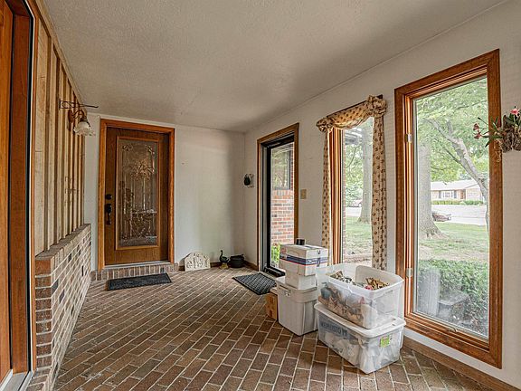 5th image of 43 Illini Dr