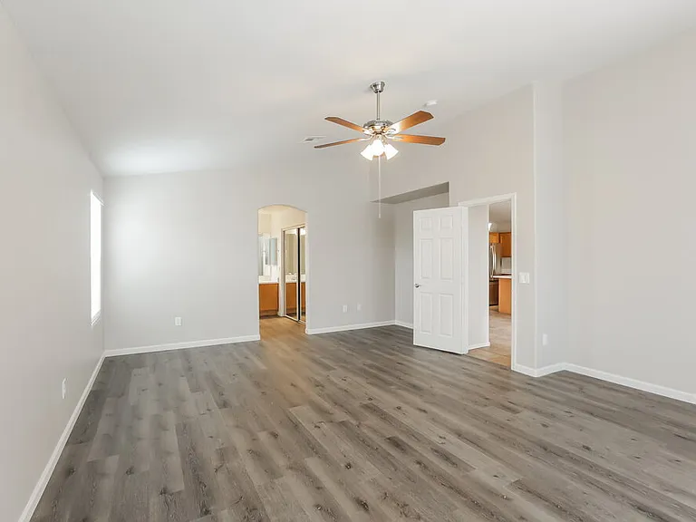 1114 E Fraktur Rd — Photo 10