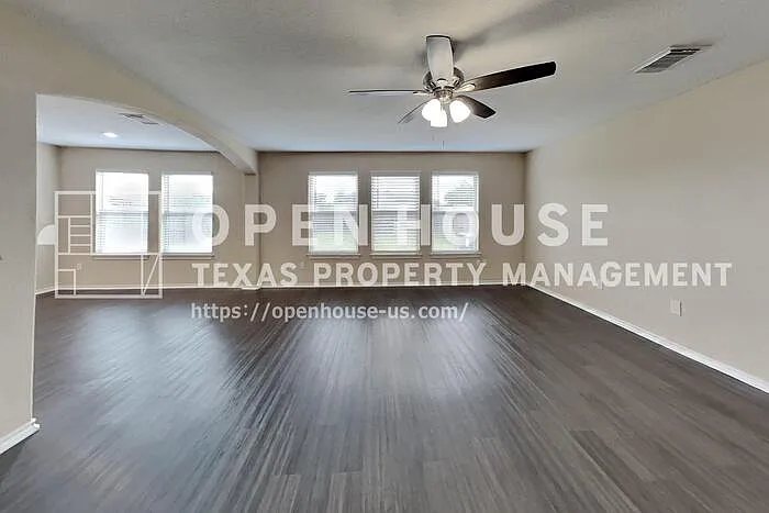 4 bed, 2.5 bath, 2220 sqft, $2,245 — Photo 3