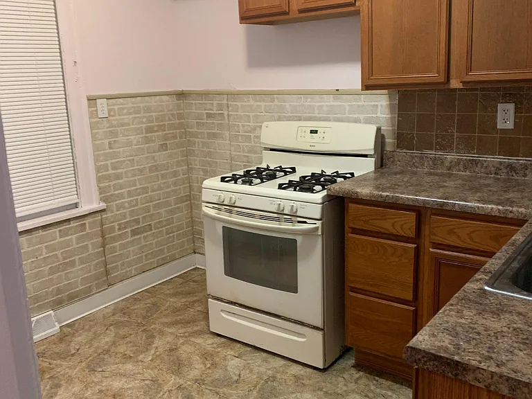 823 Lincoln St — Photo 2