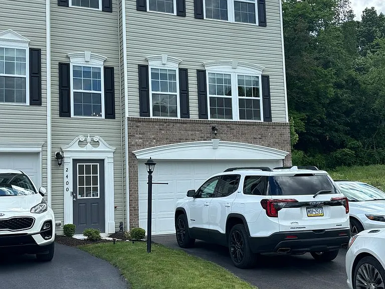 2400 Canterbury Dr — Photo 1