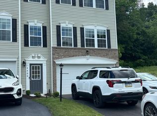 2400 Canterbury Dr, Imperial, PA