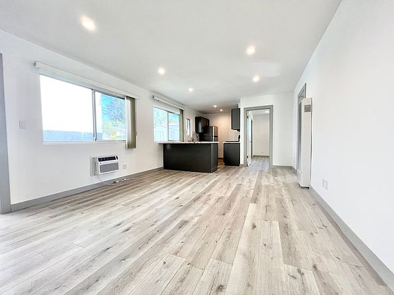 4th image of 3125 Carlyle St #16