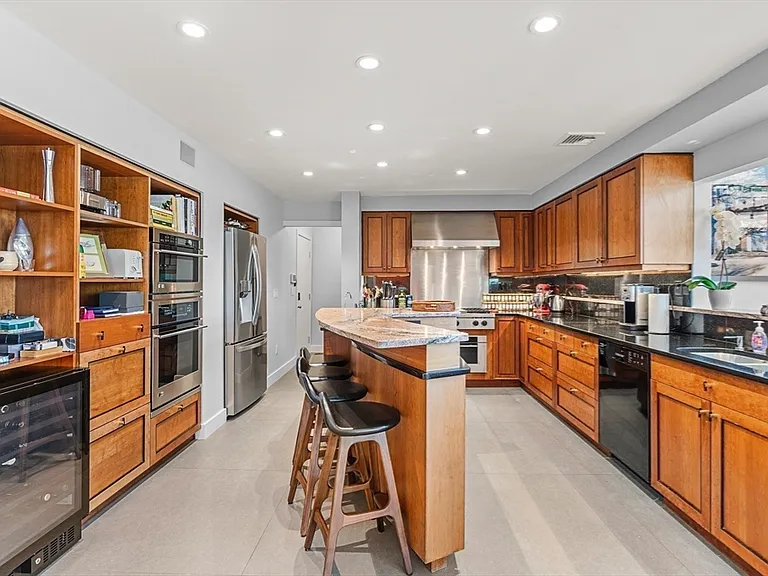 37 Beverly Rd — Photo 9