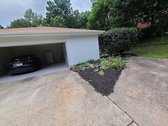 5th image of 1002 Dixon Dr