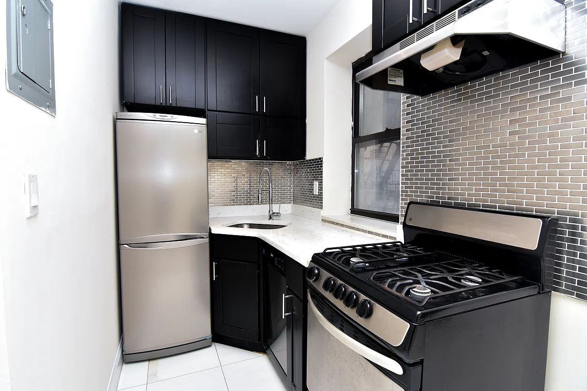 Building Photo - 354 Cathedral Pkwy #1D