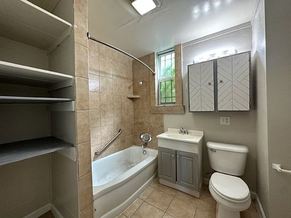 5th image of 828 W Maxwell Ave #1