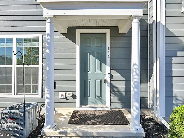 1st image of 123 Pickering Ln