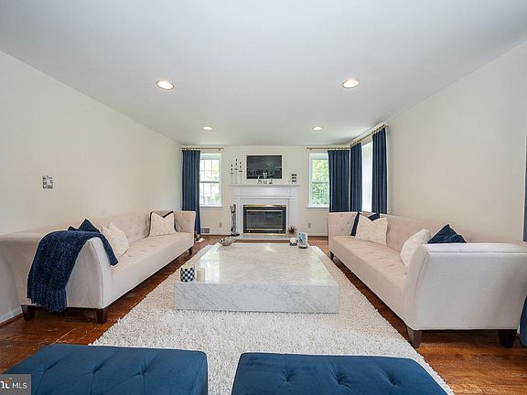3rd image of 1130 N Woodbine Ave