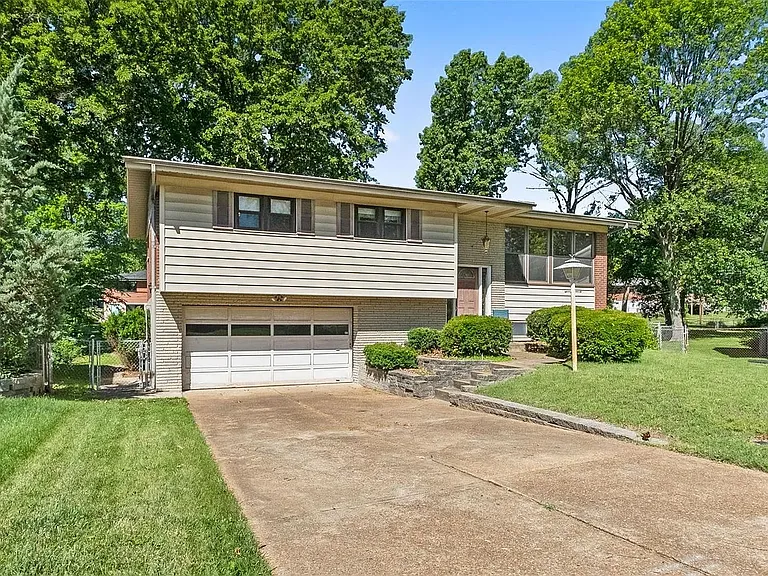 9843 Briarstone Dr — Photo 3
