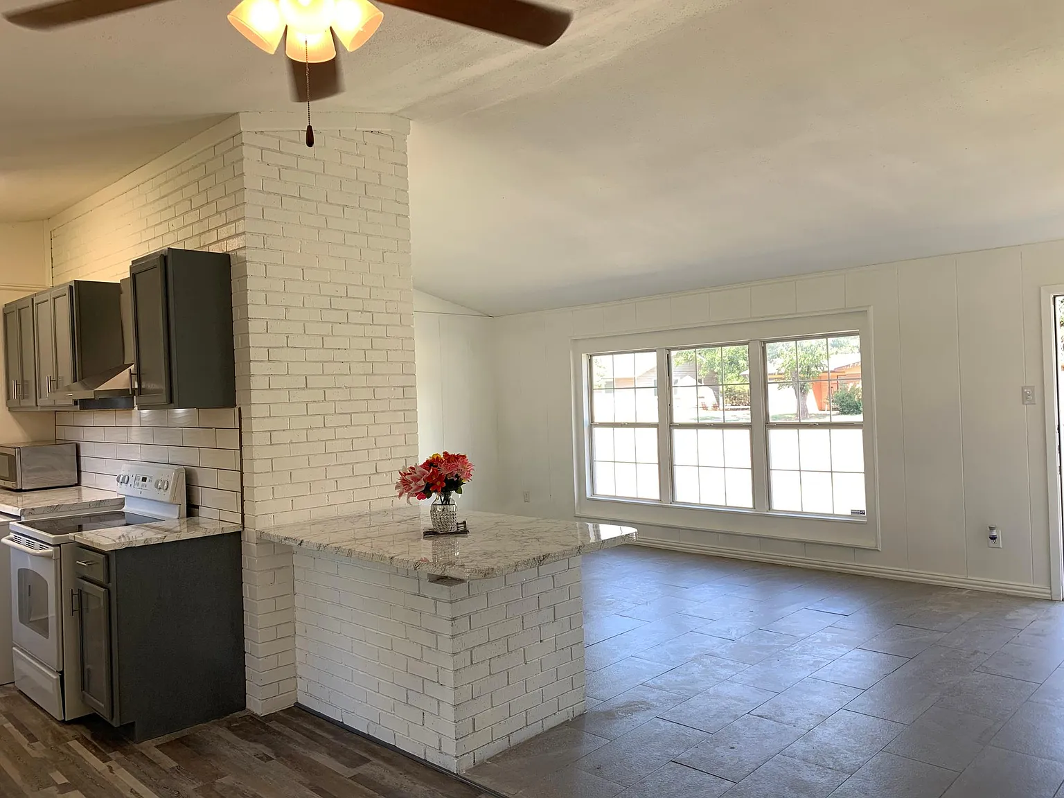 3 bed, 1.5 bath, 1278 sqft, $2,200 — Photo 3