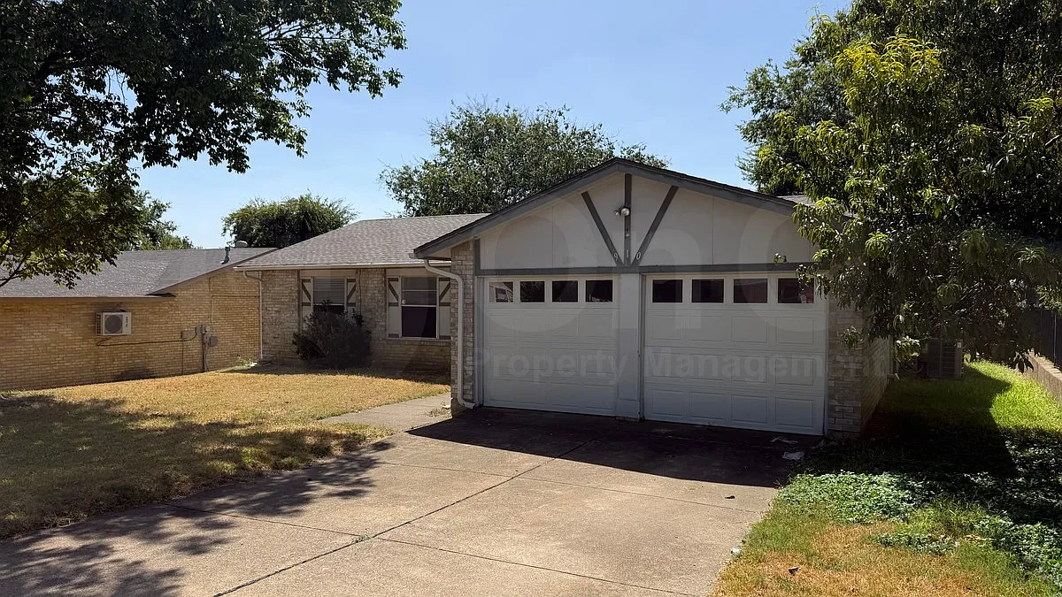 3 bed, 2.0 bath, 1182 sqft, $1,800 — Photo 2