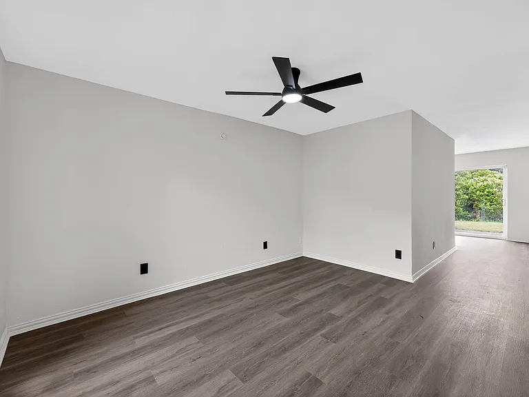 302 Independence Dr — Photo 9