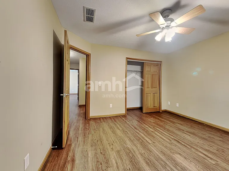 1052 Windsor Crossing Ln — Photo 16