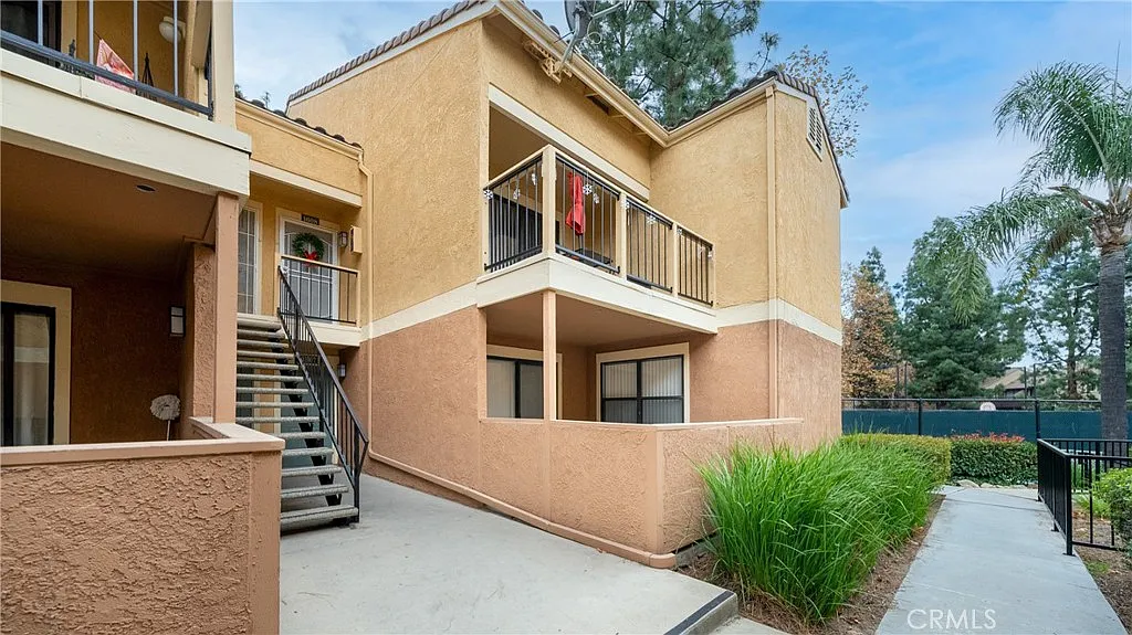 2 bed, 816 sqft, $2,300 — Photo 1