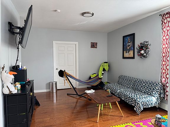 3rd image of 75 Putnam St