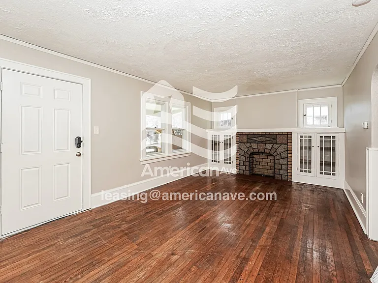 607102_003_living_room_3.jpg