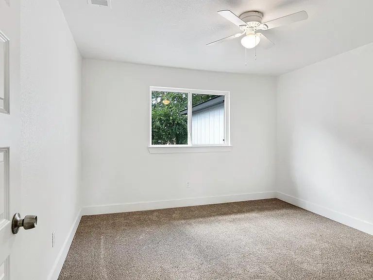 1920 Royal Loop — Photo 13