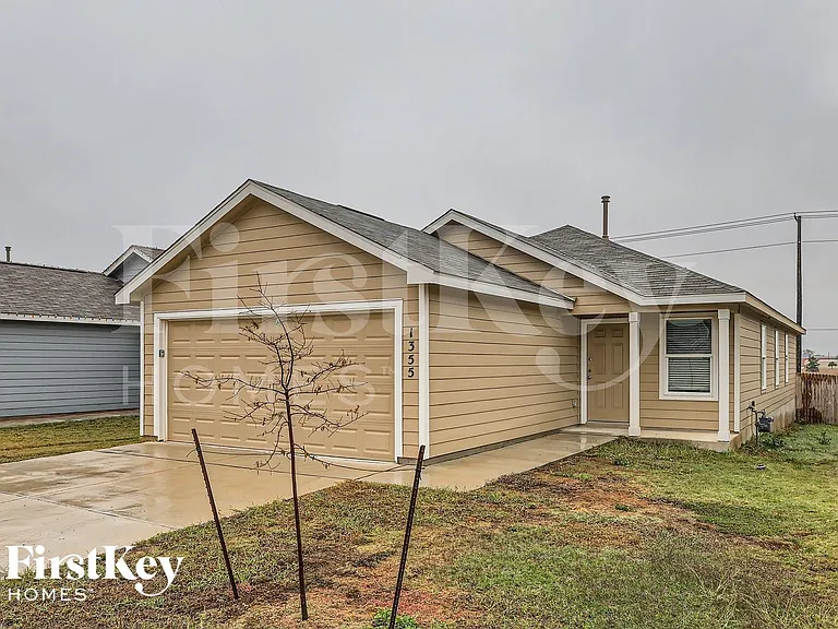 1335 White Willow — Photo 1