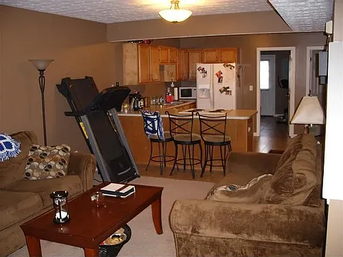 1100 Horsemans Ln Photo 1